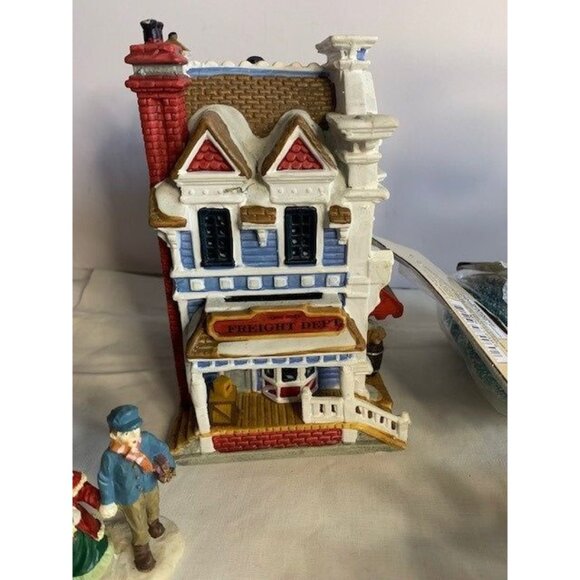 Coventry Cove Village Figurines Set - Picture 8 of 8